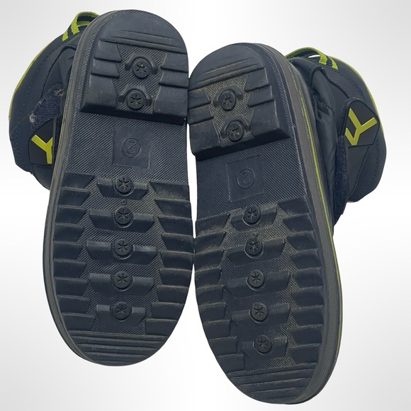 Size 2 Kids Black and Green Winter Boots - Picture 4 of 5